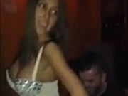 波斯尼亞蕩婦在派對中跳性感舞蹈