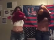 兩個米國童顏美女網紅跳脫衣艷舞自拍