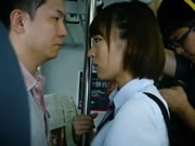 日本女子校生 在地鐵上熱吻與打手槍