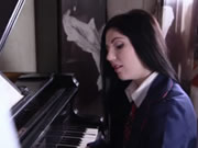 匈牙利嫩穴正妹練習鋼琴與男輔導在鋼琴椅上愛撫
