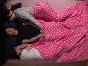 日本两女一男房間睡覺睡不著各種激情性愛