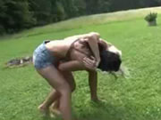 兩個女人在草地上打架